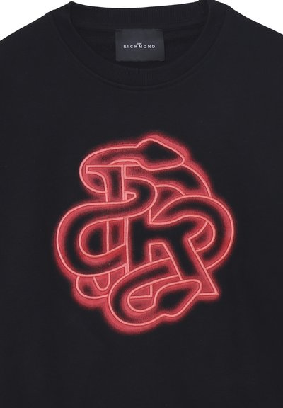 Felpa nera con un logo ricamato rosso prominente con lettere intrecciate. Design a girocollo, texture liscia e nessun motivo visibile.