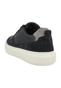 Navy suede kengät, joissa on valkoinen kumipohja, teksturoitu takapaneeli ja ompeluyksityiskohdat. Pyöreä muotoilu minimalistisella estetiikalla.
