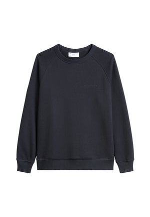 Navy blauwe sweatshirt, gemaakt van zacht materiaal, heeft een geribbelde ronde hals, lange raglanmouwen en een logo in subtiele print op de borst.