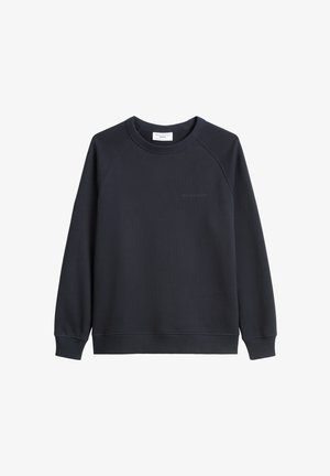 Navy blauwe sweatshirt, gemaakt van zacht materiaal, heeft een geribbelde ronde hals, lange raglanmouwen en een logo in subtiele print op de borst.