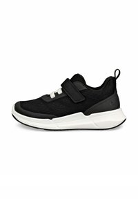 Chaussure de sport noire avec une tige en tissu texturé, semelle intermédiaire blanche et sangle velcro. Comprend une languette au talon et une semelle extérieure en caoutchouc.
