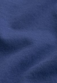 Donkerblauwe katoenen stof met een gladde textuur, met een fijne ribbelstructuur en een lichte glans. Close-upweergave benadrukt de materiaaldetails.