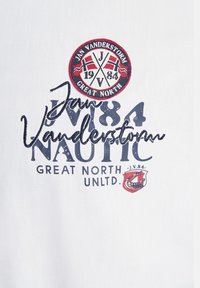 Weißer Stoff mit bedrucktem Text und Logos in Marineblau und Rot. Mit den Aufschriften "Jan Vanderstorm" und "Great North", sowie nautischen Akzenten und einem Schiffsemblem.