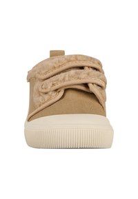 Beiger Canvas-Sneaker mit strukturiertem Obermaterial in einzigartigem gedrehtem Design, cremefarbener Gummisohle und einer Schlaufe an der Ferse.