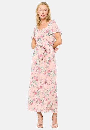Robe maxi en tissu rose doux avec motif floral. Comprend des manches courtes et volantes ainsi qu'une ceinture à nouer à la taille. Design longueur de sol.