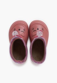 Scarpe di gomma rosa con un design a faccia di gatto, dotate di baffi e naso in rilievo. Fodera in tessuto morbido, forma arrotondata e una fascia decorativa viola.