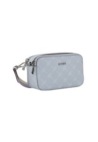 Borsa a mano rettangolare di colore azzurro chiaro con una trama testurizzata e accessori in argento. Presenta una chiusura con zip e una tracolla regolabile di colore lavanda.