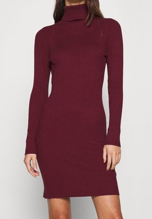 Robe turtleneck côtelée bordeaux, silhouette ajustée, manches longues, tissu texturé, longueur genoux, design minimaliste, sans motifs ni accents.