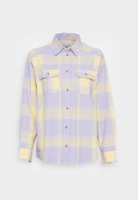 Lys lilla og gul rutet langermet skjorte med to brystlommer og sølvknapper. Stoffet ser mykt ut med en glatt tekstur.
