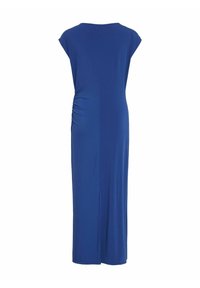 Niebieska, długa sukienka maxi z okrągłym dekoltem i krótkimi rękawami; posiada marszczenie z boku, które nadaje kształt oraz gładką, miękką fakturę materiału.