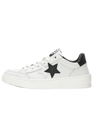 Sneaker bianco in pelle con motivo a stella nera, accento del tallone nero e suola in gomma piatta. Presenta una chiusura con lacci e colletto imbottito.