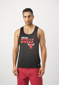 Fekete ujj nélküli póló, melyen a "CHICAGO BULLS" felirat látható piros színben, valamint egy piros bika logó. Piros sorttal viselve, kiemelve a testhez simuló fazont és sima textúrát.