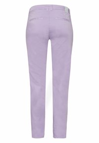 Lila slim-fit byxor i bomull, med en mjuk yta, två bakfickor och sömnadsdetaljer vid midjan och fållarna.