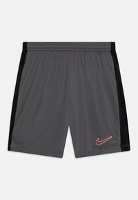 Shorts atléticos grises de material liviano, con lados de malla negra y un logo de Nike en rosa contrastante en el dobladillo inferior.
