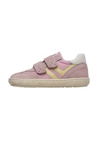 Baskets en suède rose avec des panneaux en mesh, ornées d'accents jaunes et de doubles bandes Velcro. Semelle en caoutchouc avec motif de traction.