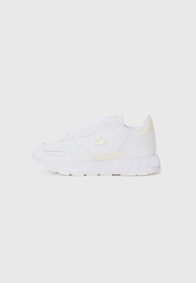 Białe sportowe sneakersy z gładkiej skórzanej cholewki, subtelnymi beżowymi akcentami, tonacyjnymi sznurowadłami oraz amortyzowaną gumową podeszwą.