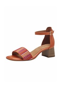 Sandali con tacco in pelle color cuoio, dotati di una larga fascia intrecciata dai colori vivaci con strisce rosse, rosa e arancioni, e un design con tacco a blocco.