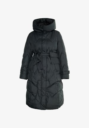 Černá bunda typu puffer s vysokým límcem, páskem v pase a prošívaným designem. Obsahuje velké kapsy a jemnou, hladkou texturu.