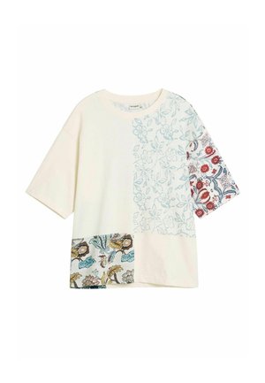 T-shirt à manches courtes de couleur crème avec trois motifs patchwork floraux en bleu, rouge et multicolore sur le devant et la manche.