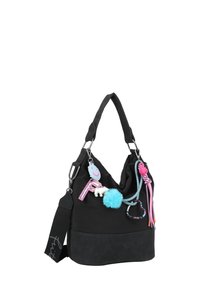 Sac hobo en tissu noir au design décontracté, agrémenté de divers accessoires colorés : un pompon bleu, un visage souriant et des cordons de lanière à motifs.