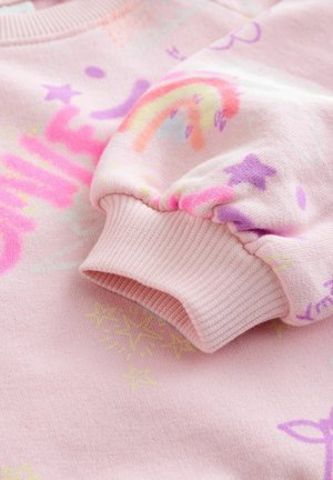 Vaaleanpunainen huppari, jossa on ribbireunat ja värikkäitä kuvioita, kuten sateenkaaria, tähtiä ja leikkisiä muotoja pastellisävyissä. Pehmeä pinta.