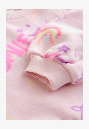 Vaaleanpunainen huppari, jossa on ribbireunat ja värikkäitä kuvioita, kuten sateenkaaria, tähtiä ja leikkisiä muotoja pastellisävyissä. Pehmeä pinta.