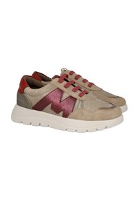 Zapatillas de ante beige y burdeos con suelas gruesas blancas, cordones burdeos y diseño texturizado en forma de "M" burdeos en los laterales.