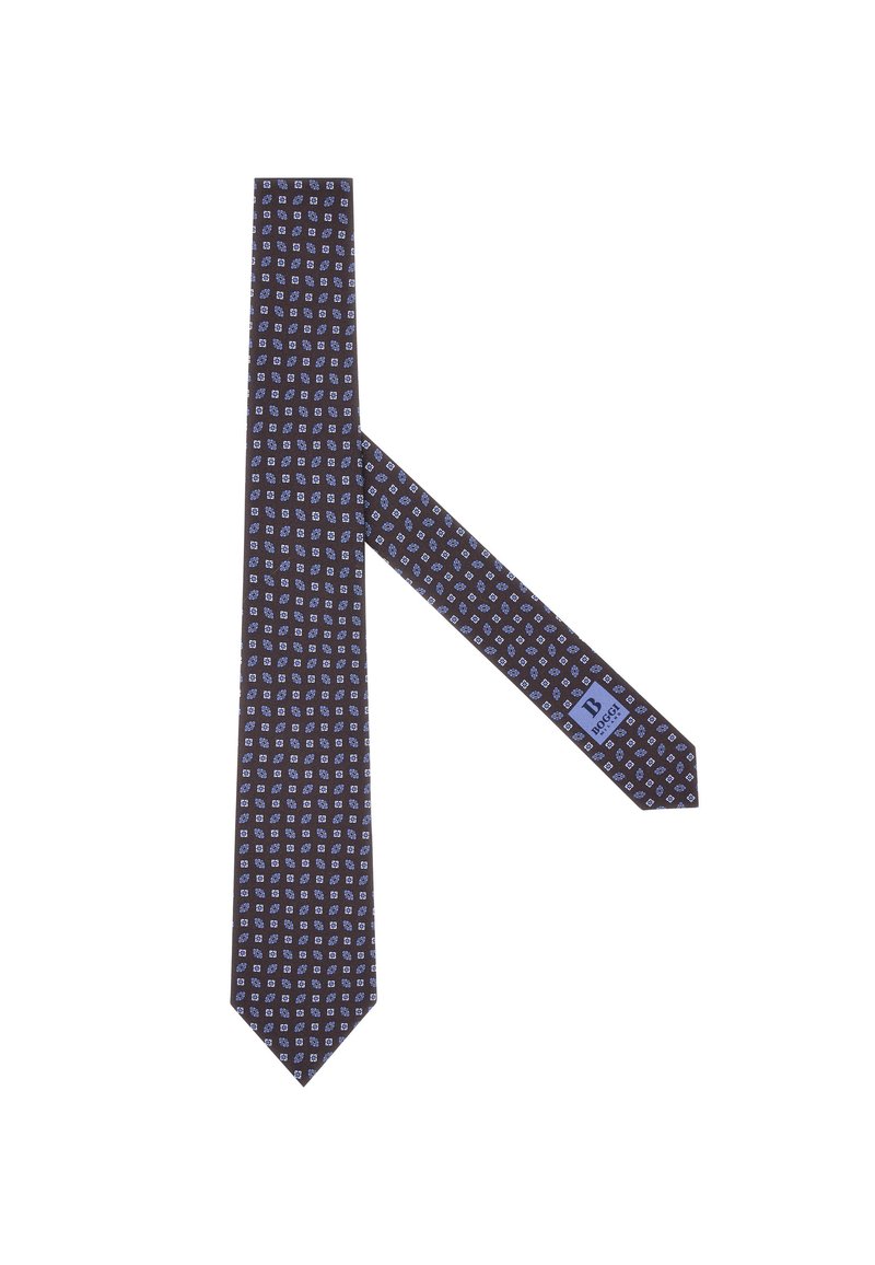 Šaurs kaklasaites tumši brūnā audumā ar atkārtotu mazu gaiši zilu ziedu rakstu. Aizmugurē tuvāk apakšgalam atrodas etiķete.