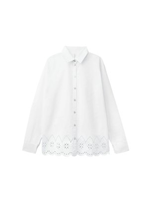 Camisa blanca de manga larga con botones, cuello clásico y bajo de encaje festoneado con patrones florales calados.