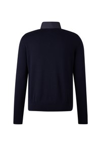 Pull-over en tricot bleu marine avec un col contrastant, des manches longues et un ourlet côtelé. Texture lisse et design simple ; sans motifs visibles.