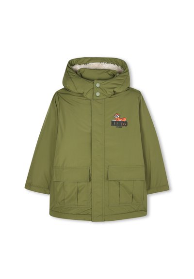 Parka à capuche vert olive avec doublure en polaire, deux poches à rabat sur le devant, boutons-pression et un petit logo tigre orange brodé sur la poitrine.