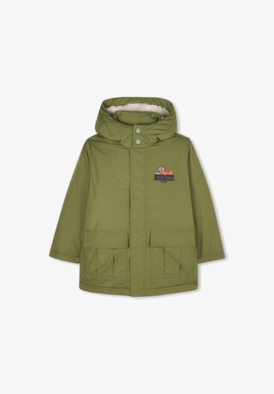 Parka à capuche vert olive avec doublure en polaire, deux poches à rabat sur le devant, boutons-pression et un petit logo tigre orange brodé sur la poitrine.