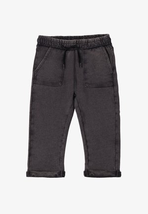 Pantalones para niño en gris oscuro con cinturilla elástica, bolsillos delanteros, cordón negro y bajos ajustados sobre un fondo blanco.