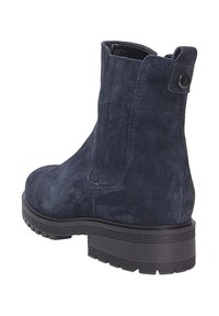 Stivale alla caviglia in suede blu navy con finitura testurizzata, caratterizzato da cuciture verticali, punta rotonda e suola in gomma nera. Chiusura con zip sul retro.