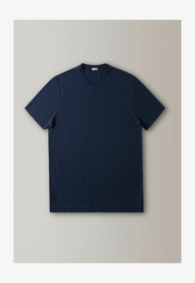 T-shirt bleu marine en coton, avec un col rond, des manches courtes, et une texture lisse. Pas de motifs ou d'accents visibles.