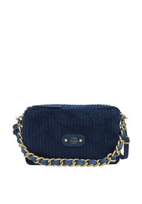 Sac en velours côtelé bleu marine avec accents en chaîne dorée et étiquette avec logo. Comprend une fermeture éclair et une bandoulière amovible pour plus de polyvalence.