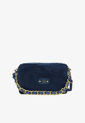 Sac en velours côtelé bleu marine avec accents en chaîne dorée et étiquette avec logo. Comprend une fermeture éclair et une bandoulière amovible pour plus de polyvalence.