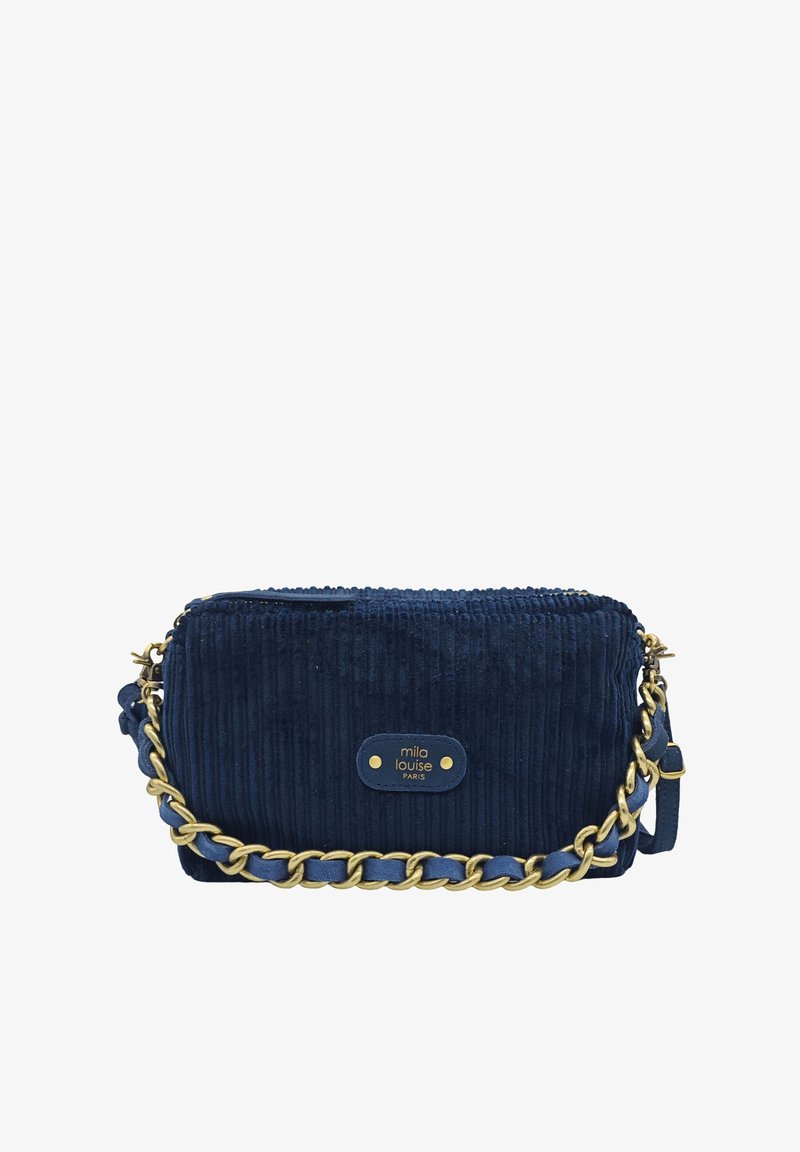 Sac en velours côtelé bleu marine avec accents en chaîne dorée et étiquette avec logo. Comprend une fermeture éclair et une bandoulière amovible pour plus de polyvalence.