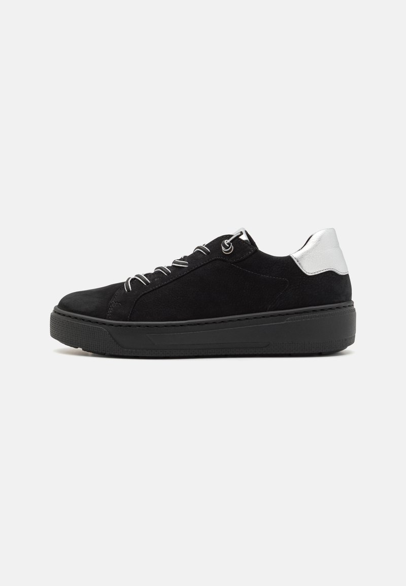 Czarne zamszowe sneakersy z srebrnymi akcentami, z zaokrąglonym noskiem, płaską podeszwą oraz sześcioma otworami na sznurowadła. Gładka faktura całości.