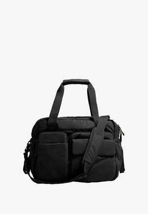 Geantă neagră matlasată cu două mânere superioare și o curea de umăr detașabilă. Dispune de mai multe buzunare frontale și o textură netedă.