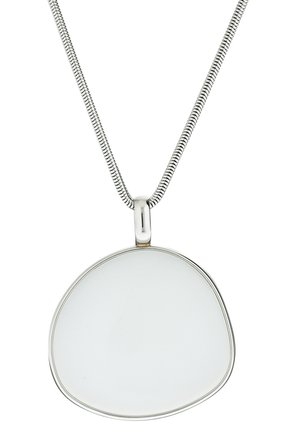 Collier en argent avec un pendentif rond, lisse et irrégulier, sur une chaîne serpent sur fond blanc.