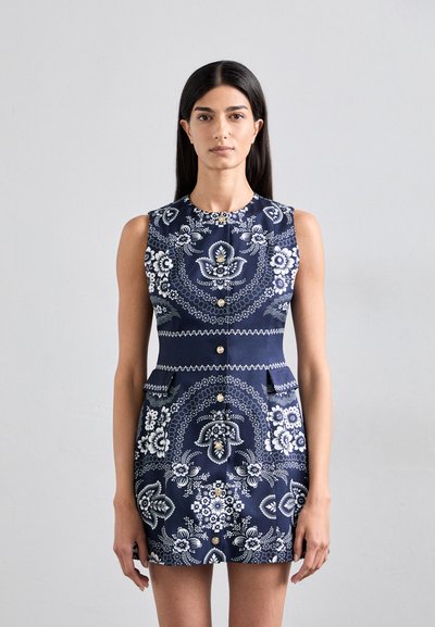 Abito senza maniche blu navy con motivi floreali bianchi, scollo rotondo e bottoni decorativi. Vestibilità aderente con tasche laterali. Tessuto morbido al tatto.