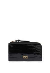 Cartera de charol negro con textura de cocodrilo, cierre de cremallera y detalle del logo en dorado. Forma rectangular compacta con un acabado texturizado.
