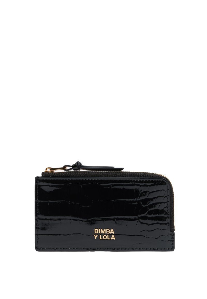 Cartera de charol negro con textura de cocodrilo, cierre de cremallera y detalle del logo en dorado. Forma rectangular compacta con un acabado texturizado.