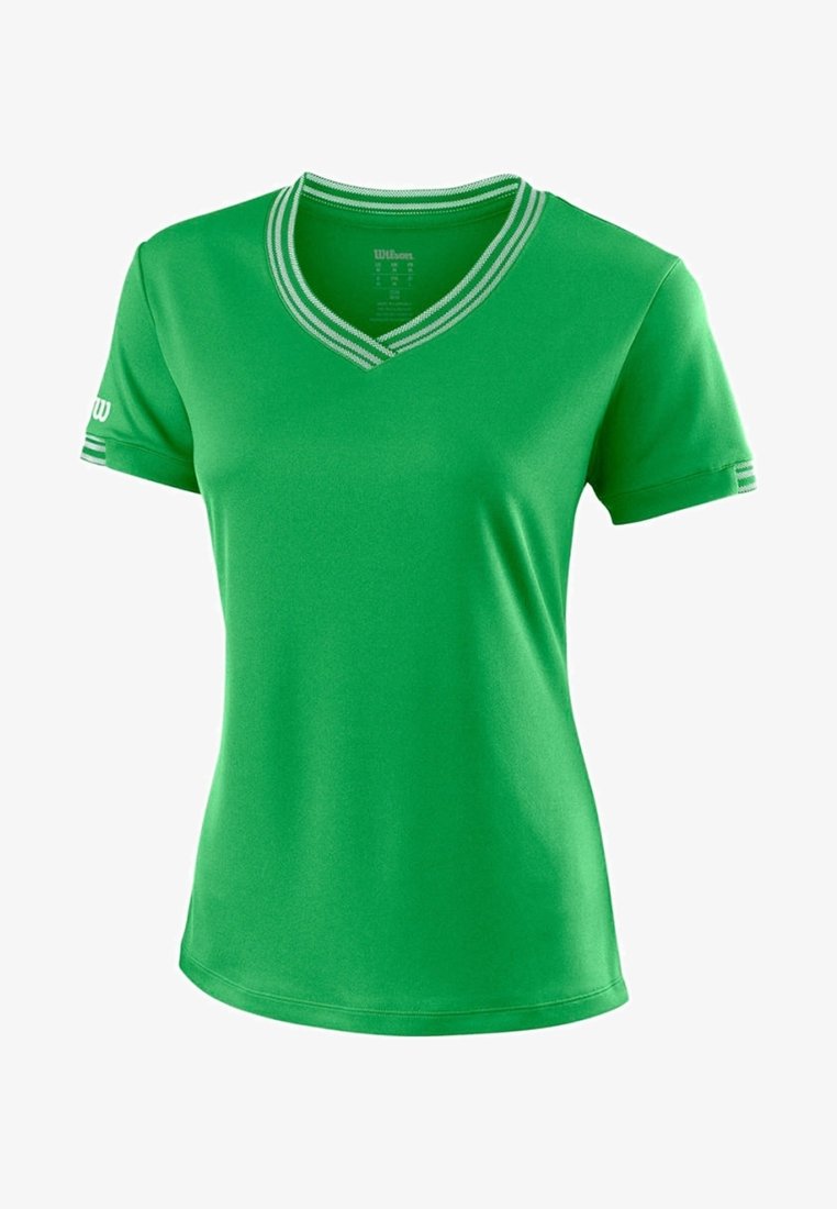 Zielona sportowa koszulka z krótkim rękawem i dekoltem w serek, z kontrastowymi paskami na kołnierzyku i rękawach, wykonana z gładkiego, lekkiego materiału.