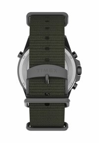 Reloj Timex con una correa trenzada de color verde oscuro y herrajes negros. La esfera redonda tiene un fondo plateado texturizado y varios botones de cronógrafo.