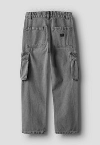 Calças de ganga cinzas tipo cargo com dois bolsos traseiros de remendo e bolsos laterais com aba, exibidas deitadas sobre um fundo claro.