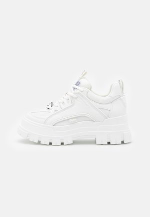 Witte chunky sneakers met een textuur bovenkant, gevoerde kraag en dikke, gegroefde zool. Voorzien van contrasterende zwarte veters en merkaanduiding.