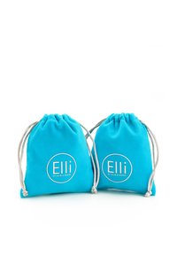Tyrkysové látkové tašky na šnúrku so striebornou šnúrou, s bielym okrúhlym logom s nápisom "Elli by Julie & Grace." Zobrazené sú dve tašky.