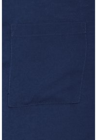 Poche carrée en tissu bleu marine avec couture visible sur tous les côtés, légèrement froissée sur le bord inférieur.